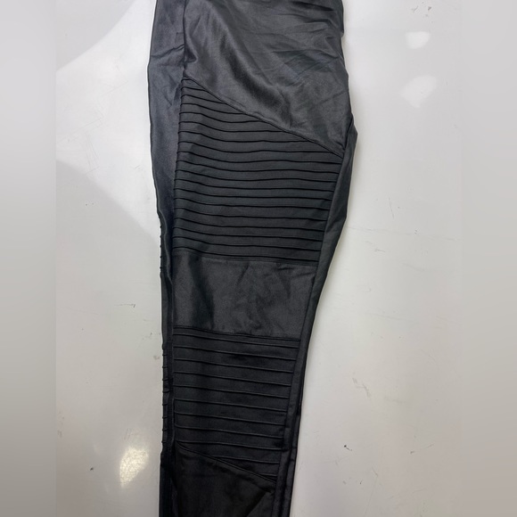 Adore Me- metallic black leggings with ribbed design - Picture 3 of 6